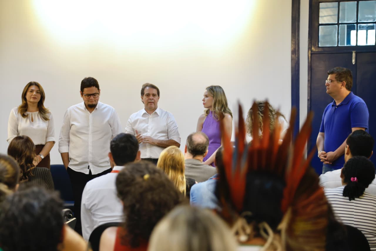 grupo de pessoas posa para a foto